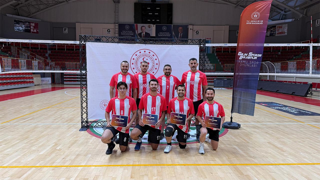 Yalova Kamu Spor Yunlari Mem Erkek Voleybol Sampiyon (2)