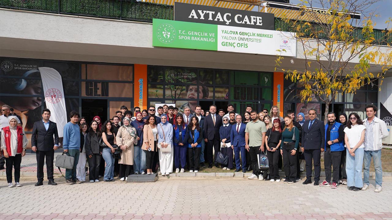 Yalova Turkiye Cumhuriyet Spor Bakan Yardimci Universite Rektor Ogrenciler Gorusme (2)