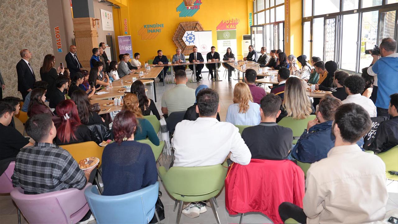 Yalova Turkiye Cumhuriyet Spor Bakan Yardimci Universite Rektor Ogrenciler Gorusme (4)
