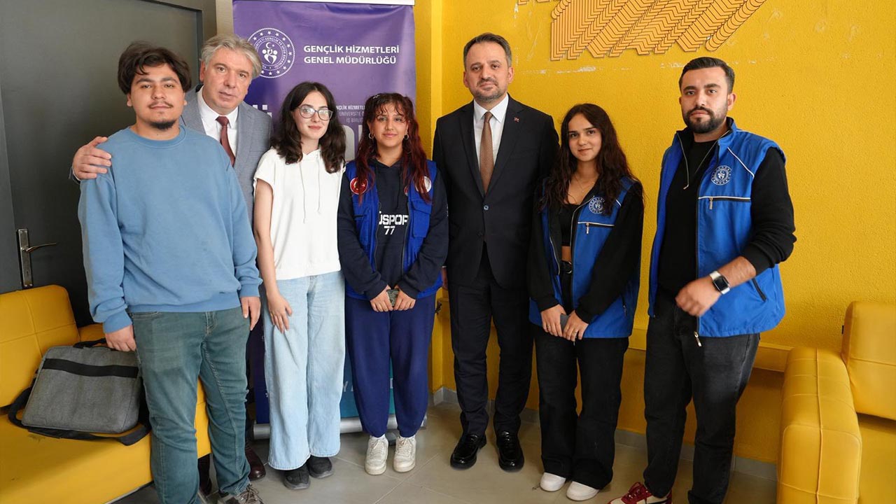 Yalova Turkiye Cumhuriyet Spor Bakan Yardimci Universite Rektor Ogrenciler Gorusme (6)