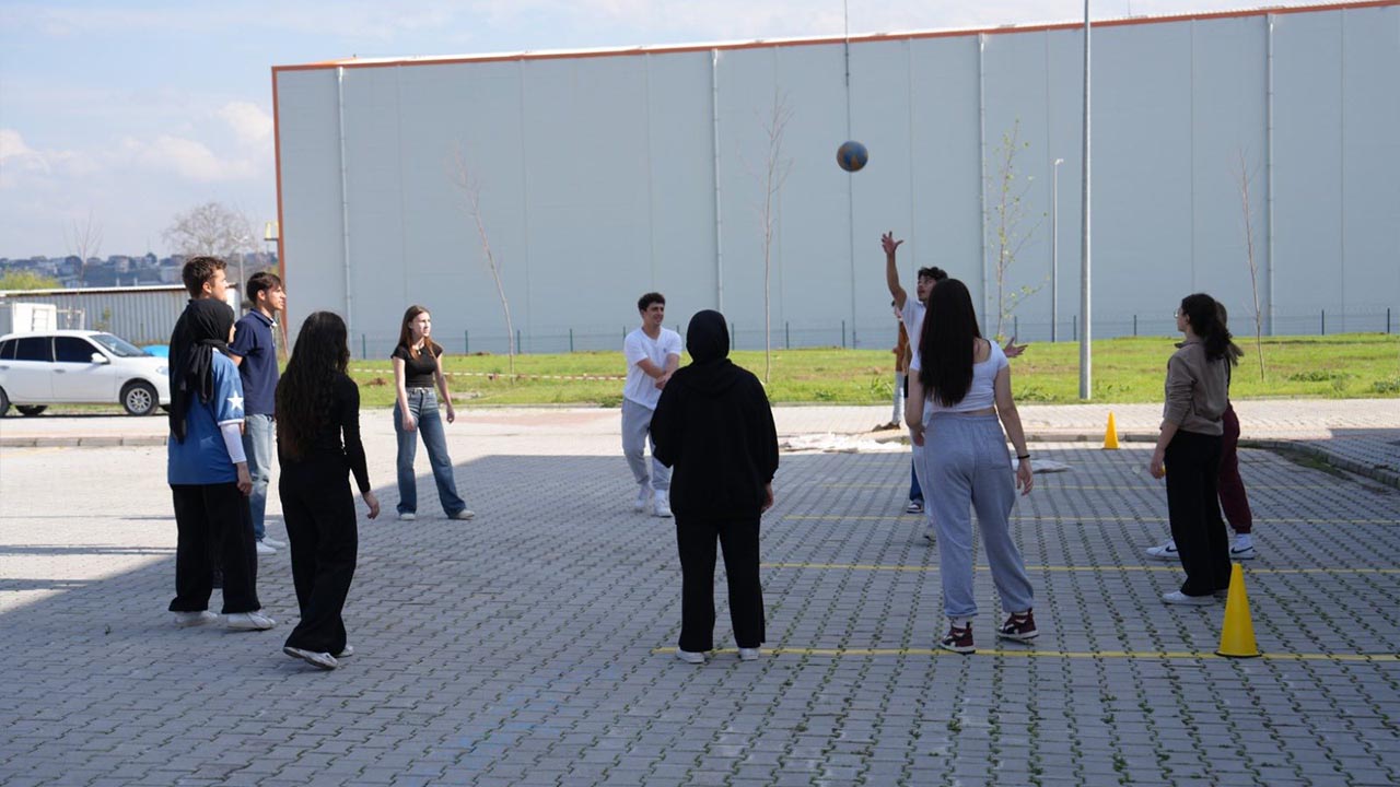 Yalova Universite Spor Bilimleri Fakulte Geleneksel Sokak Oyunlari Senlik (3)