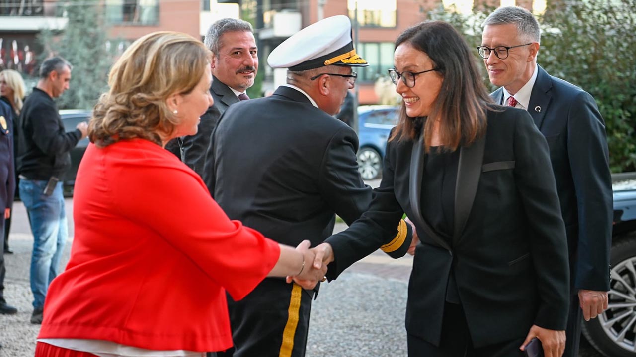 Yalova Vali Esi Bayramlasma Program Duzenledi (5)