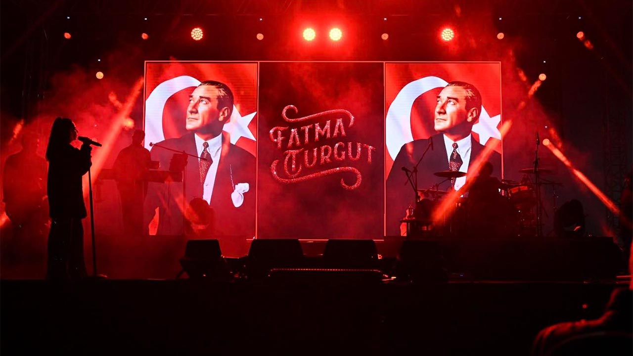 Yalova’da Cumhuriyet Coşkusu Fatma Turgut Konseriyle Zirveye Ulaştı (1)