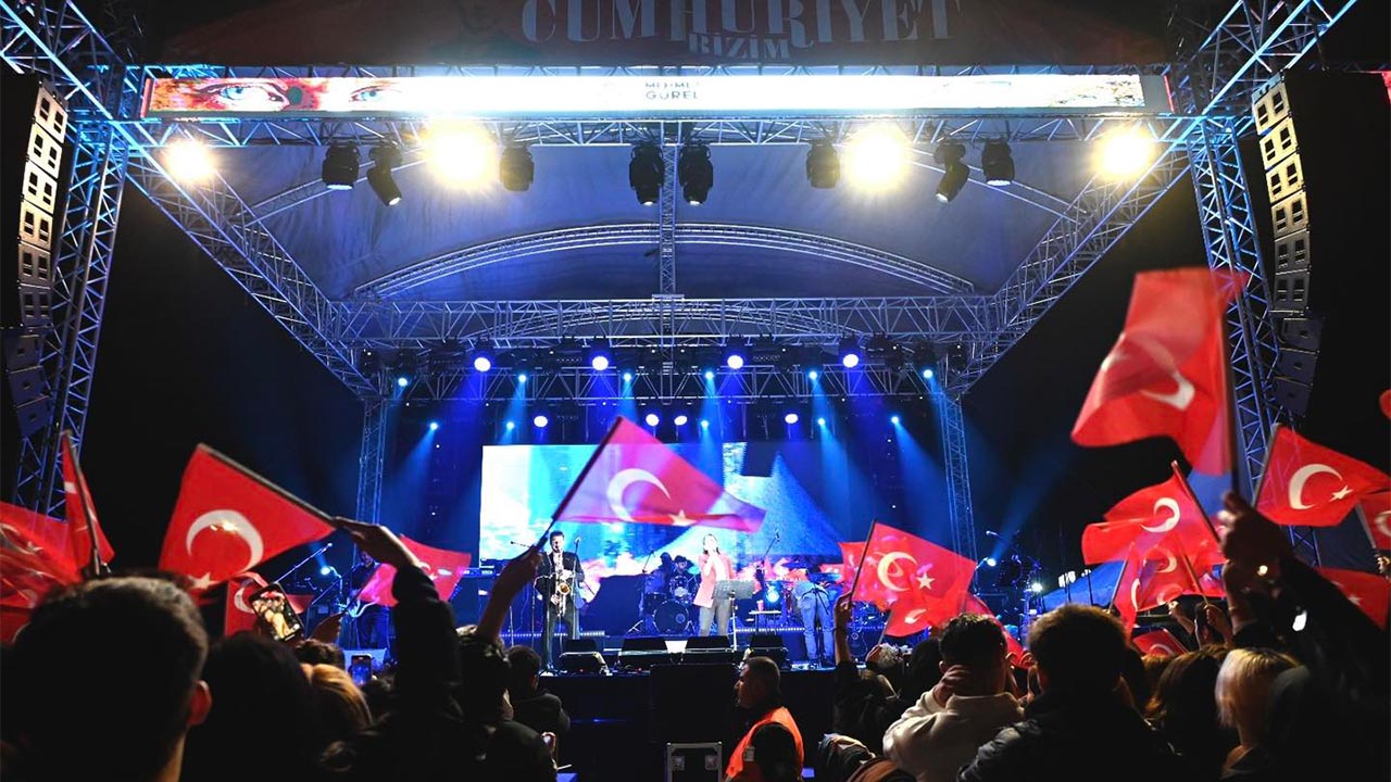 Yalova’da Cumhuriyet Coşkusu Fatma Turgut Konseriyle Zirveye Ulaştı (2)