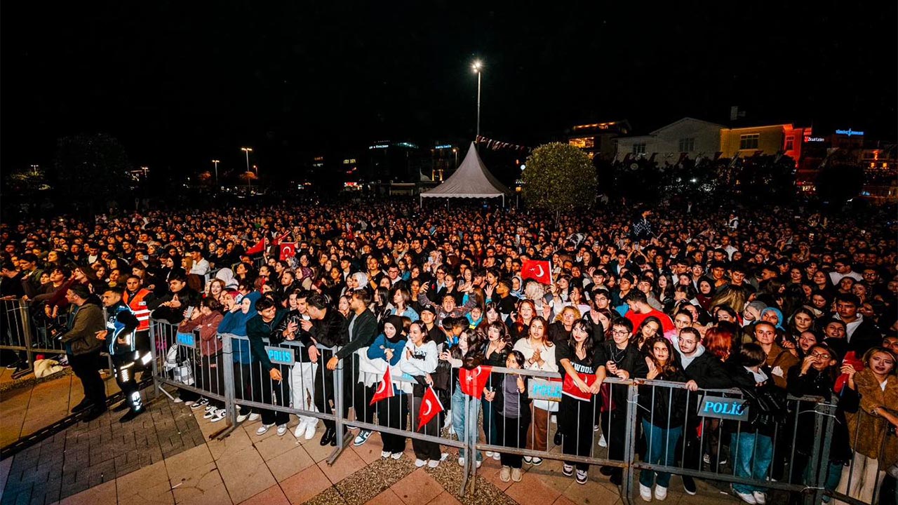 Yalova’da Cumhuriyet Coşkusu Fatma Turgut Konseriyle Zirveye Ulaştı (4)