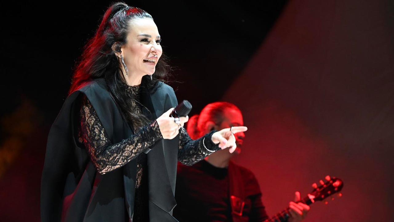 Yalova’da Cumhuriyet Coşkusu Fatma Turgut Konseriyle Zirveye Ulaştı (5)