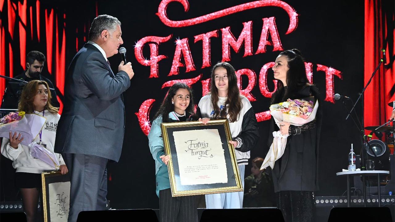 Yalova’da Cumhuriyet Coşkusu Fatma Turgut Konseriyle Zirveye Ulaştı (6)