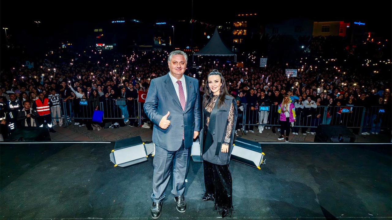 Yalova’da Cumhuriyet Coşkusu Fatma Turgut Konseriyle Zirveye Ulaştı (7)