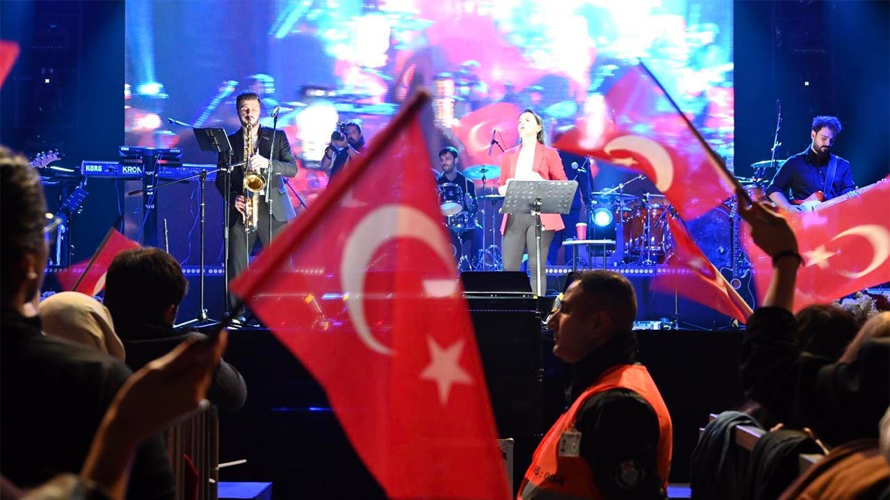 Yalova’da Cumhuriyet Coşkusu Fatma Turgut Konseriyle Zirveye Ulaştı (8)