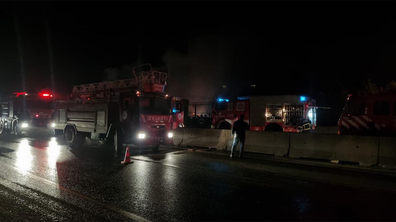 Yalova'da Seyir Halindeki Tır Alevlere Teslim Oldu (2)