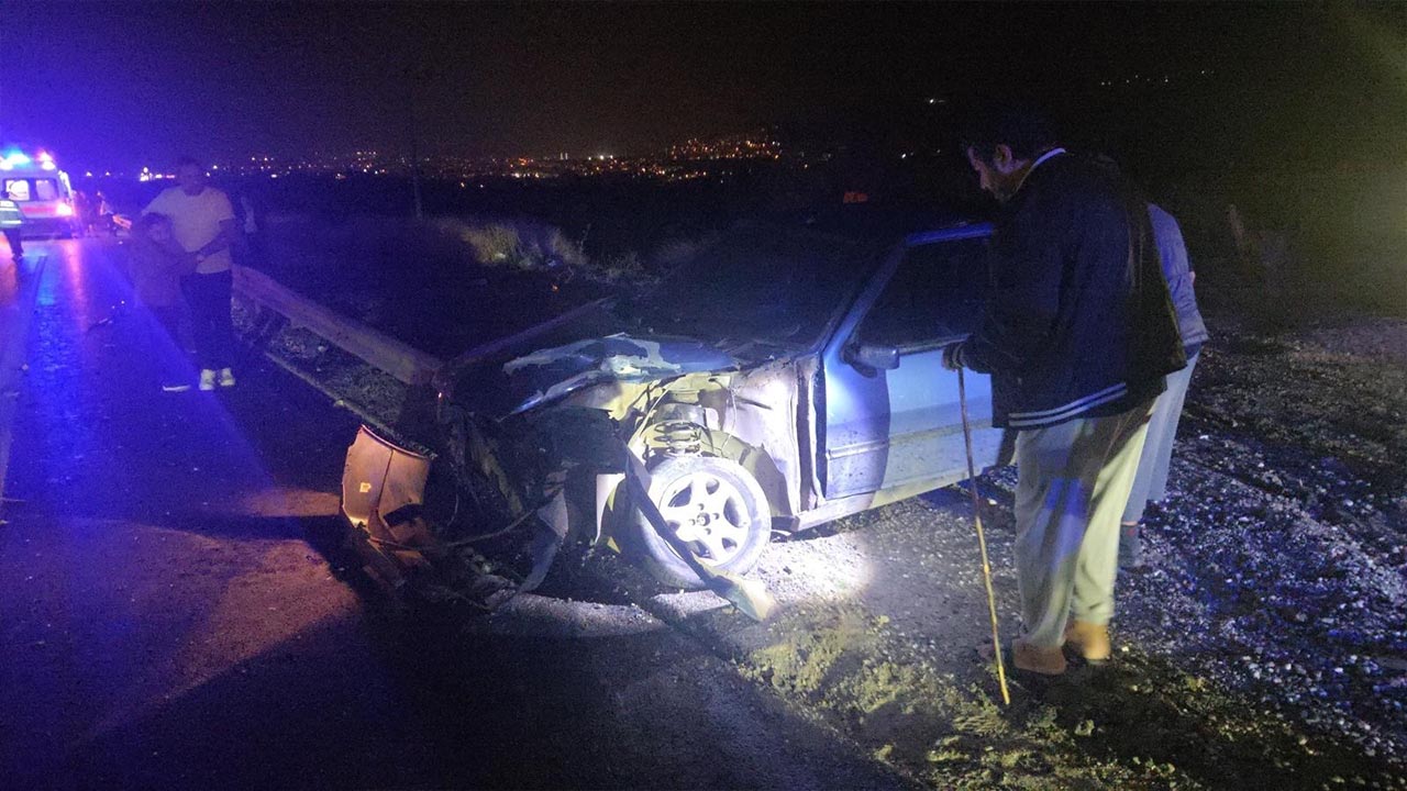 Freni Boşalan Otomobil Yolcu Otobüsüyle Çarpıştı (2)