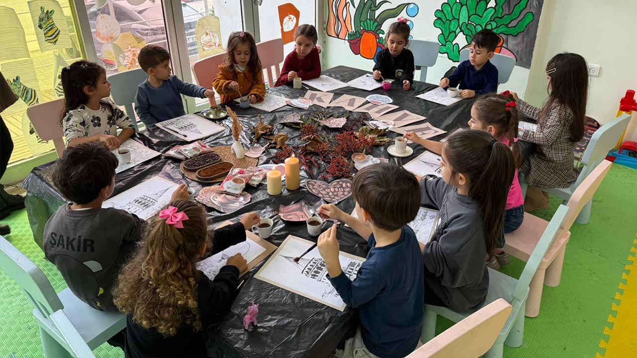 Kahve Kokulu Resi̇mlerle Renkli̇ Bi̇r Günn (1)