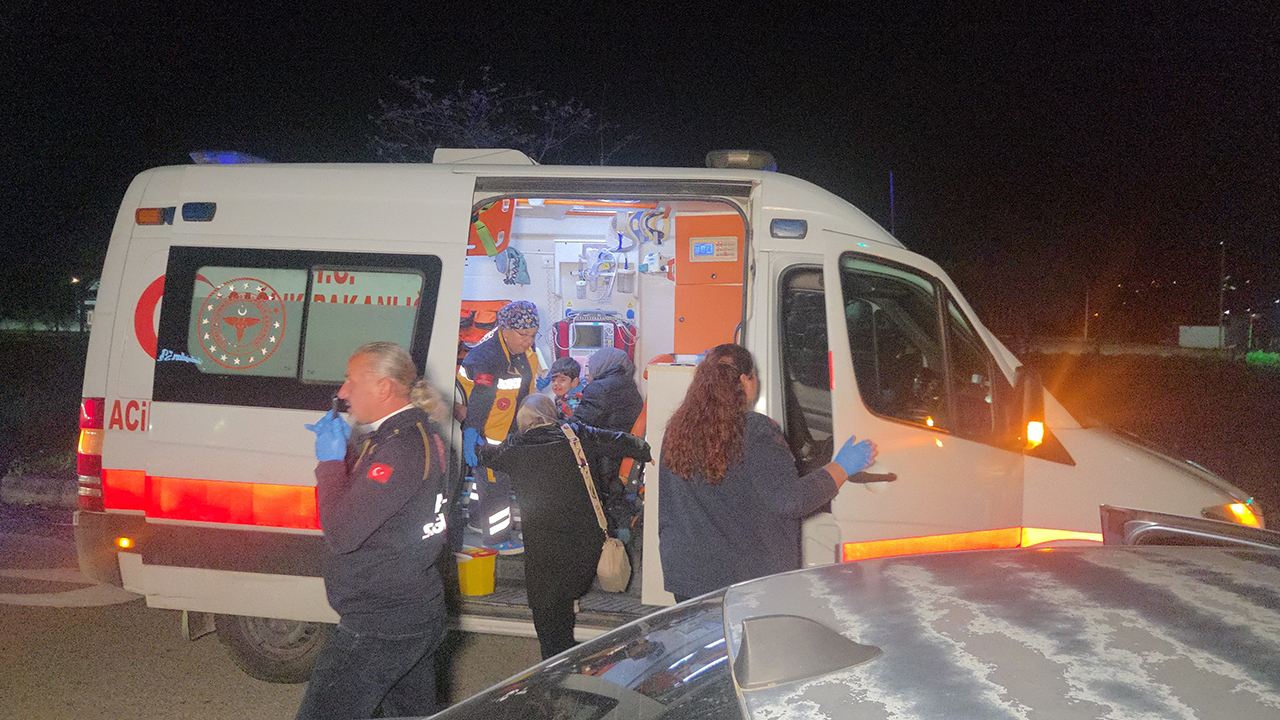 Kırmızı Işıkta Duran Otomobile Arkadan Çarptı 1'I Çocuk 5 Yaralı (1)