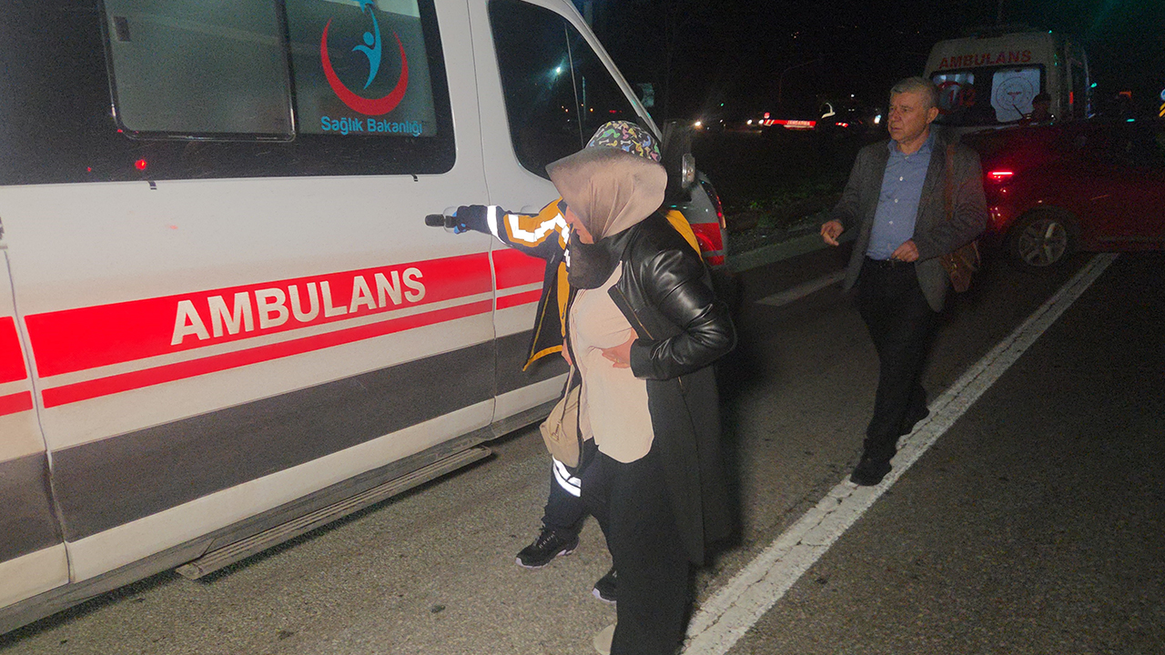 Kırmızı Işıkta Duran Otomobile Arkadan Çarptı 1'I Çocuk 5 Yaralı (5)