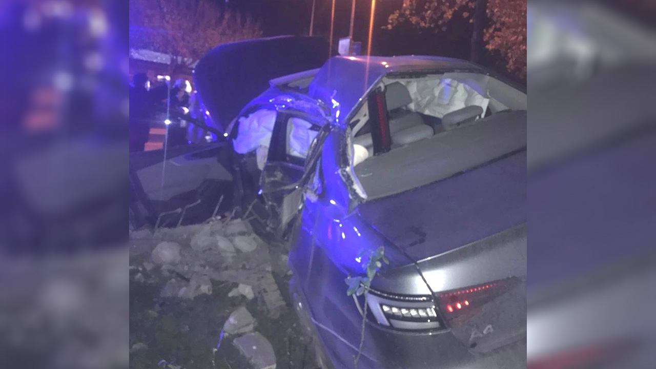 Kontrolden Çıkan Araç Sgk Duvarını Yıktı (2)