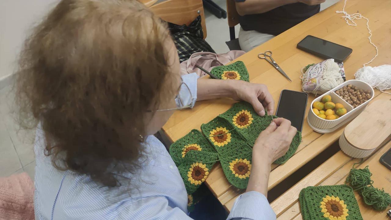 Örgü Kursunda Kadınlardan Renkli Ürünler (2)