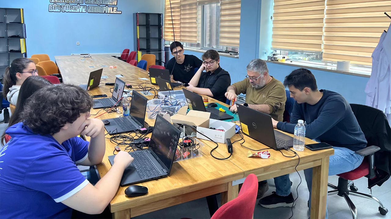 Robotik Atölyede Gençler Buluştu (1)