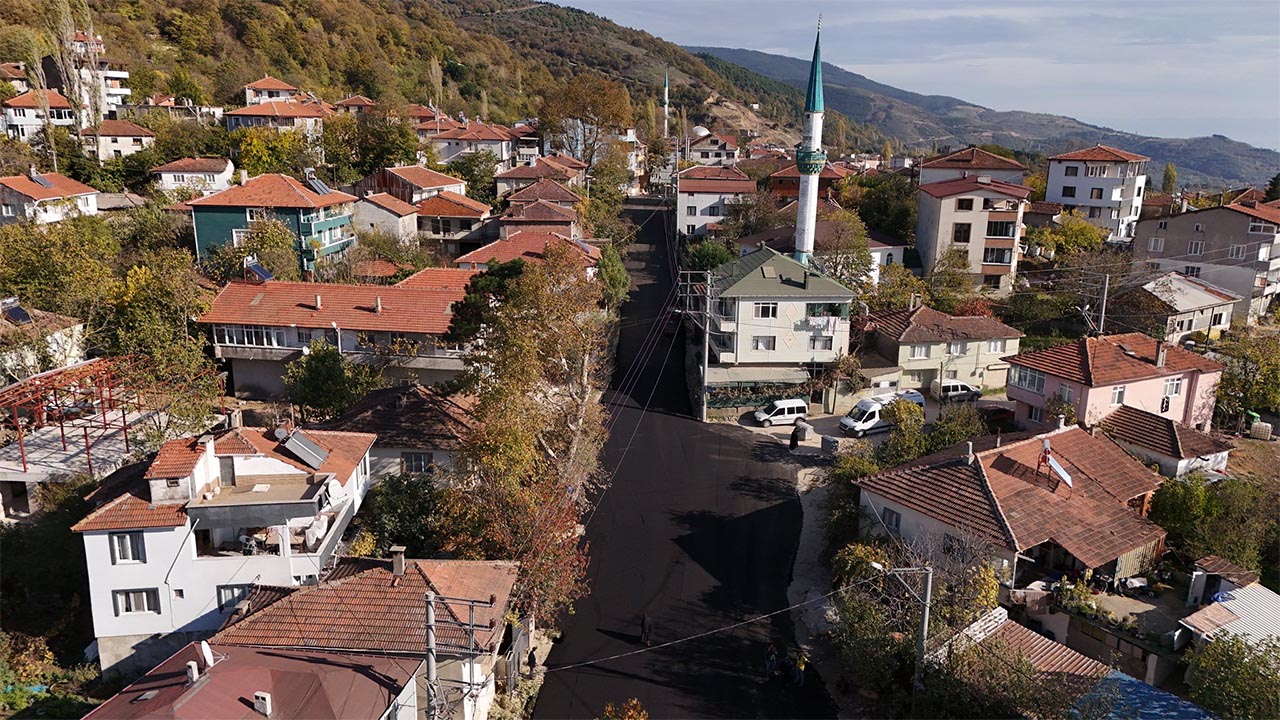 Sugören Köyü’nde Sıcak Asfalt Çalışmaları Sürüyor (1)