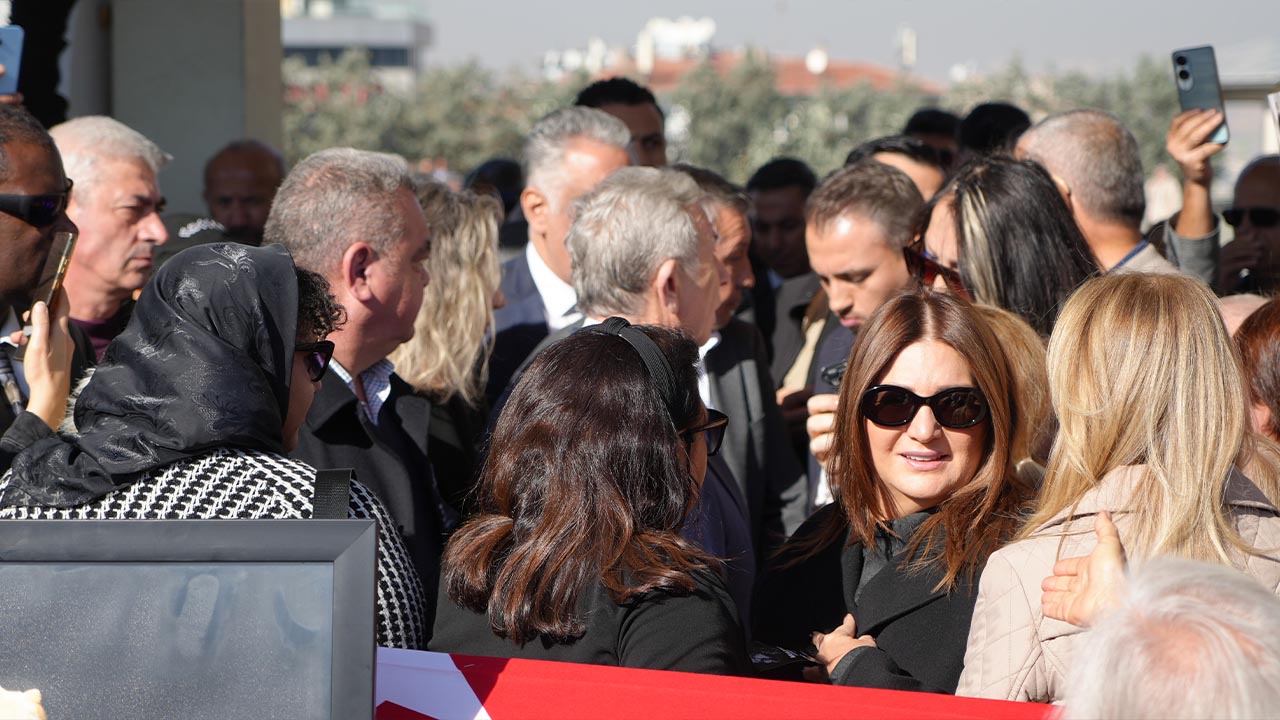 Ünlü Sanatçı Muazzez Abacı Son Yolculuğuna Uğurlandı (1)