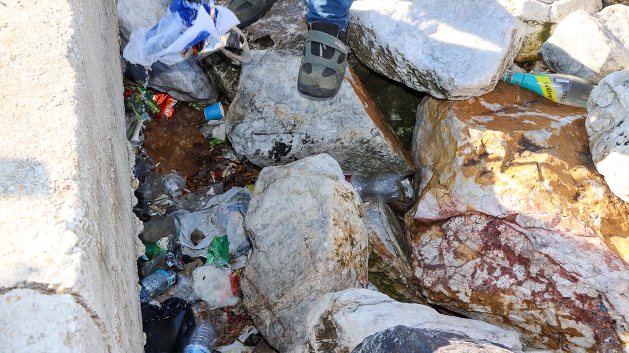 Kayaliklardan Çikan Atiklar Pes Dedi̇rtti̇ (3)