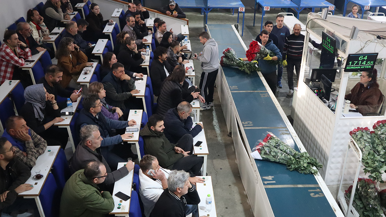 Mezatta Öğretmenler Günü Yoğunluğu Haber Çiçek (3)