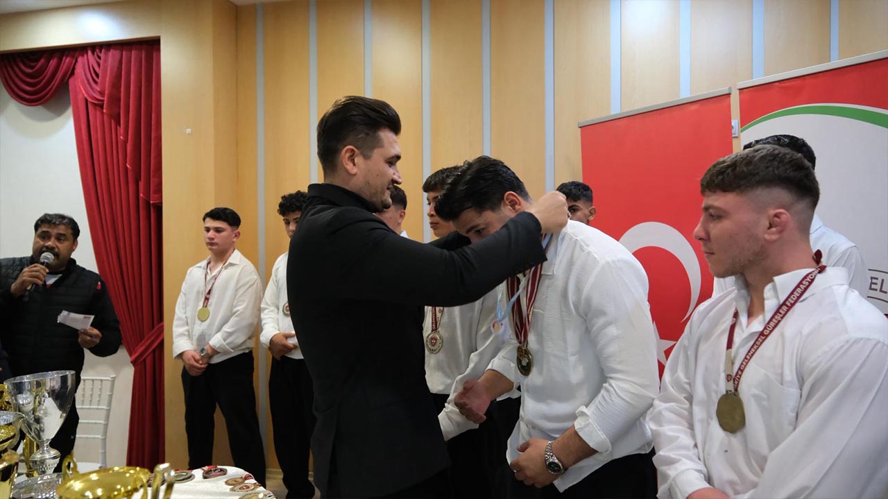 Yalova Altinova Belediyespor Gures Odul Toreni Belediye Baskan (4)