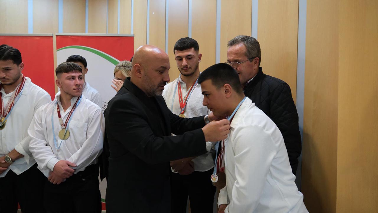 Yalova Altinova Belediyespor Gures Odul Toreni Belediye Baskan (5)