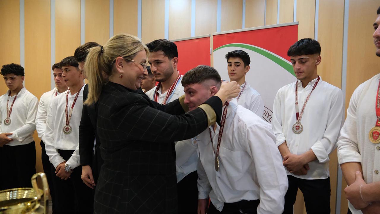 Yalova Altinova Belediyespor Gures Odul Toreni Belediye Baskan (8)