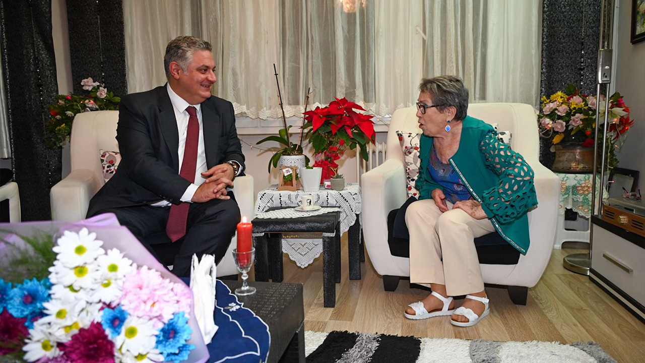 Yalova Belediye Baskan Emekli Ogretmen Ziaret Kutlama (2)