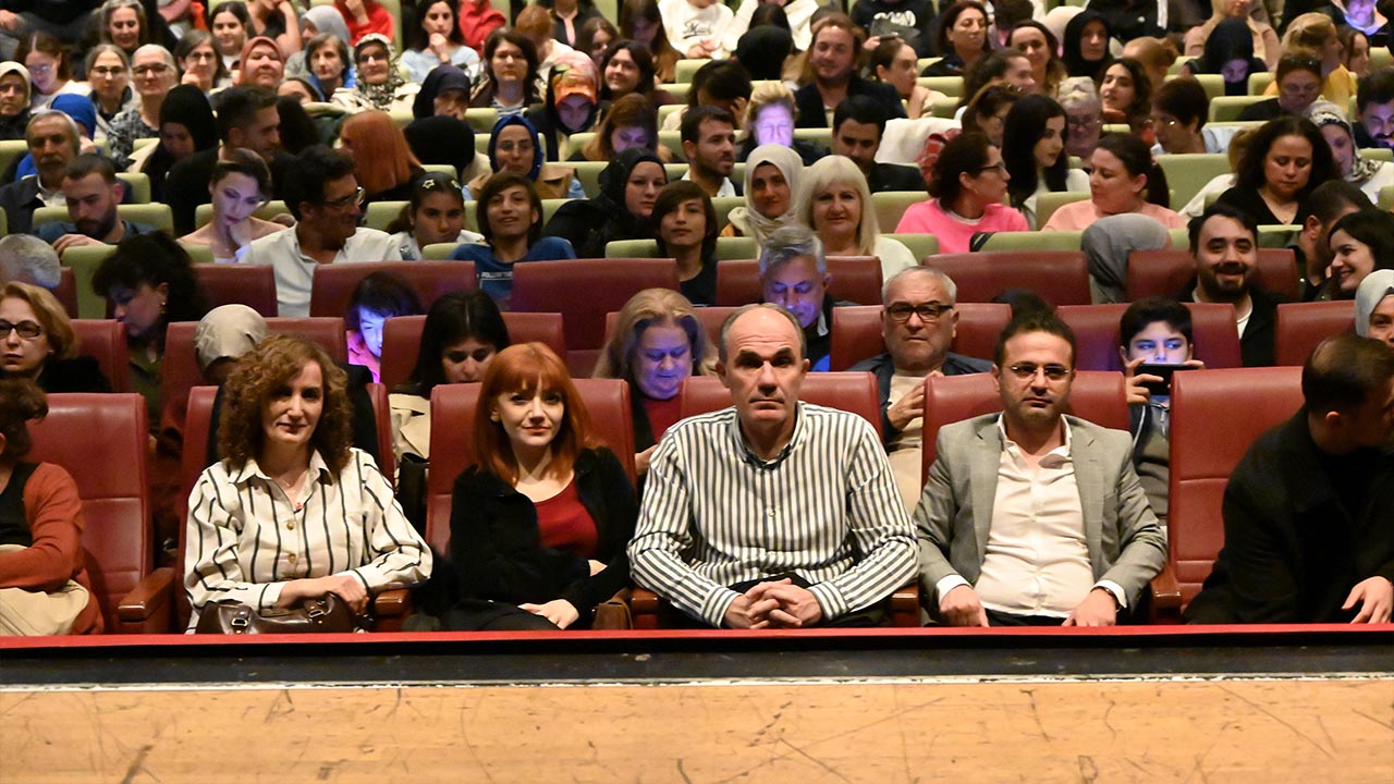 Yalova Belediye Tiyatro Guduren Cazibe Oyun Sahne (2)