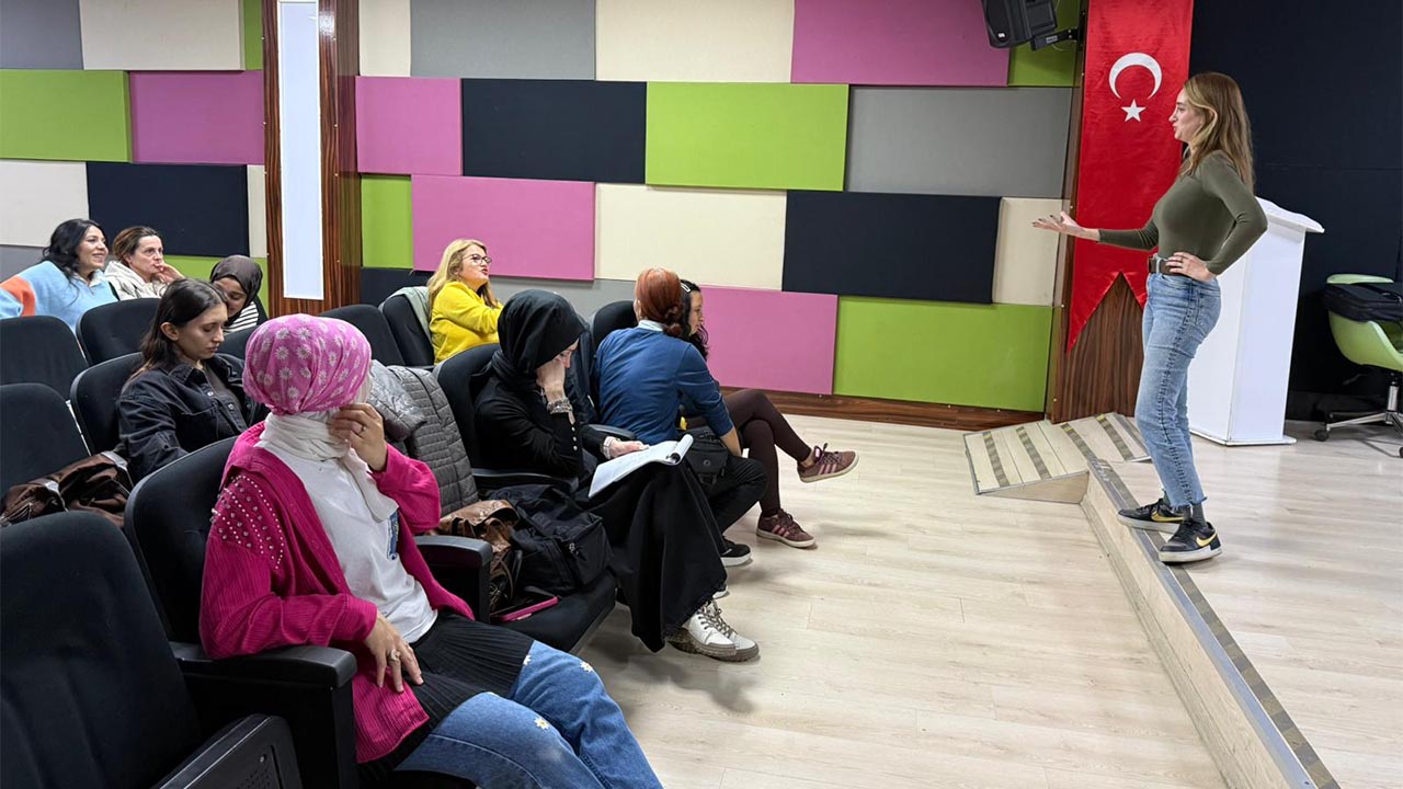 Yalova Beledi̇yesi̇ Kadin Ti̇yatro Eki̇bi̇yle Sanat Eği̇ti̇mleri̇ni̇ Sürdürüyor Haber (1)