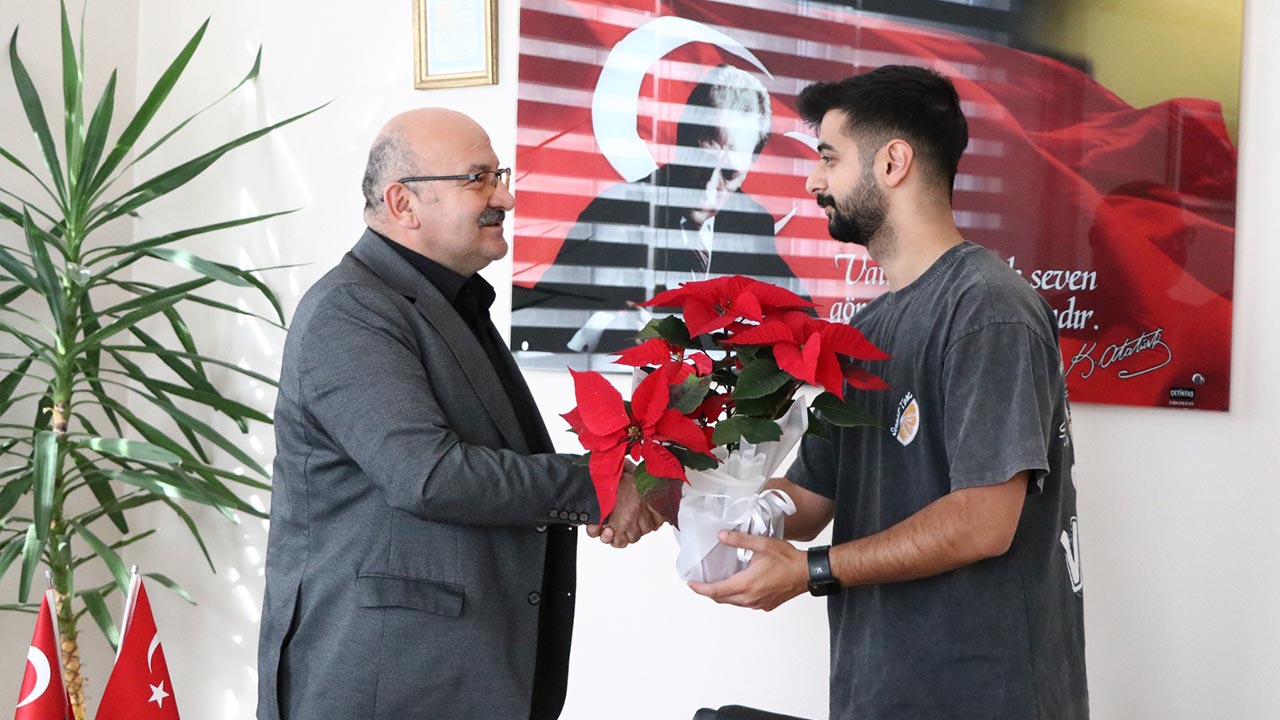 Yalova Ciftlikkoy Kaymakam Belediye Baskan 24 Kasim Ogretmenler Gun Kutlama (5)