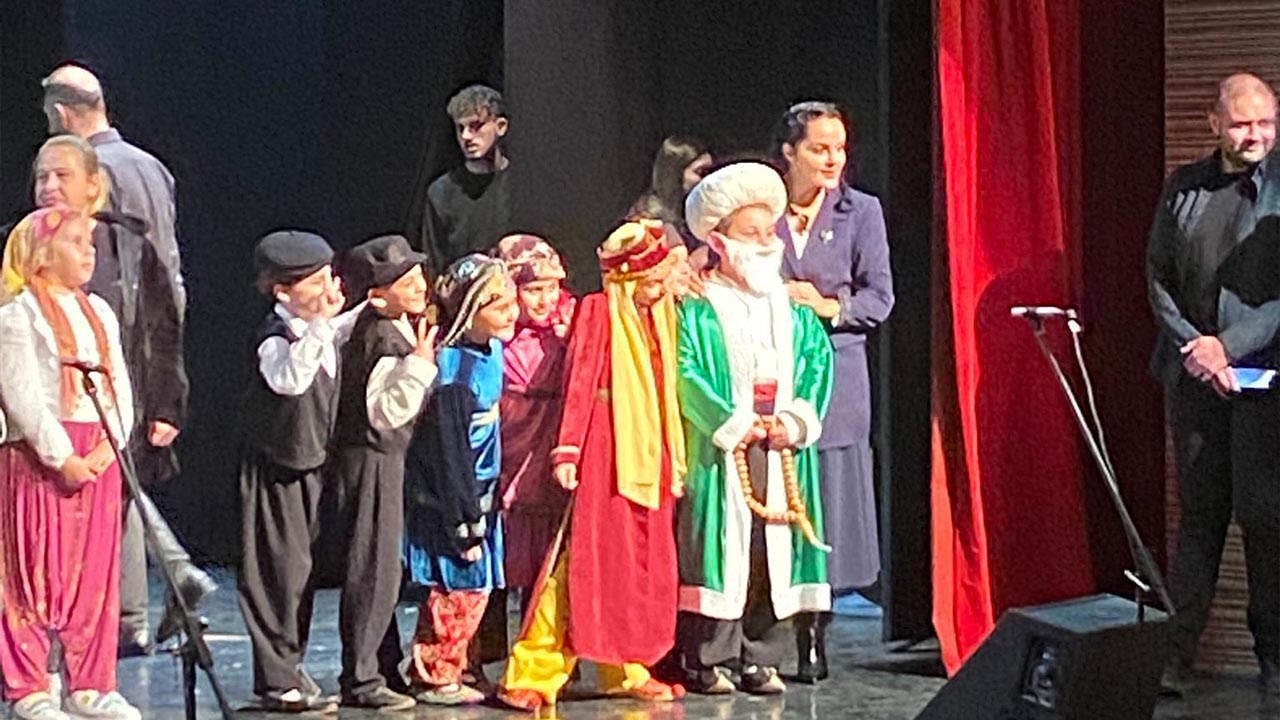 Yalova Cinarcik Ilkokul Tiyatro Yarismasi Marmara Birincisi Oldu (2)