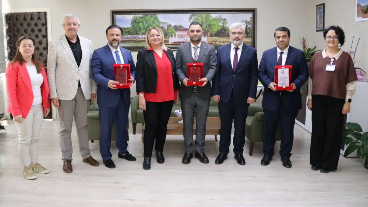 Yalova Il Milli Egitim Mudur Okullar Kizilay Kan Bagis Kampanya Plaket (4)