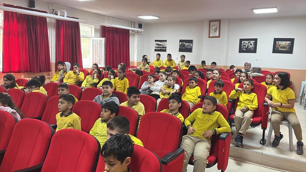 Yalova Subasi Ilkokulu Ogrenciler Tiyatro Oyun Zorbalik Farkindalik (2)