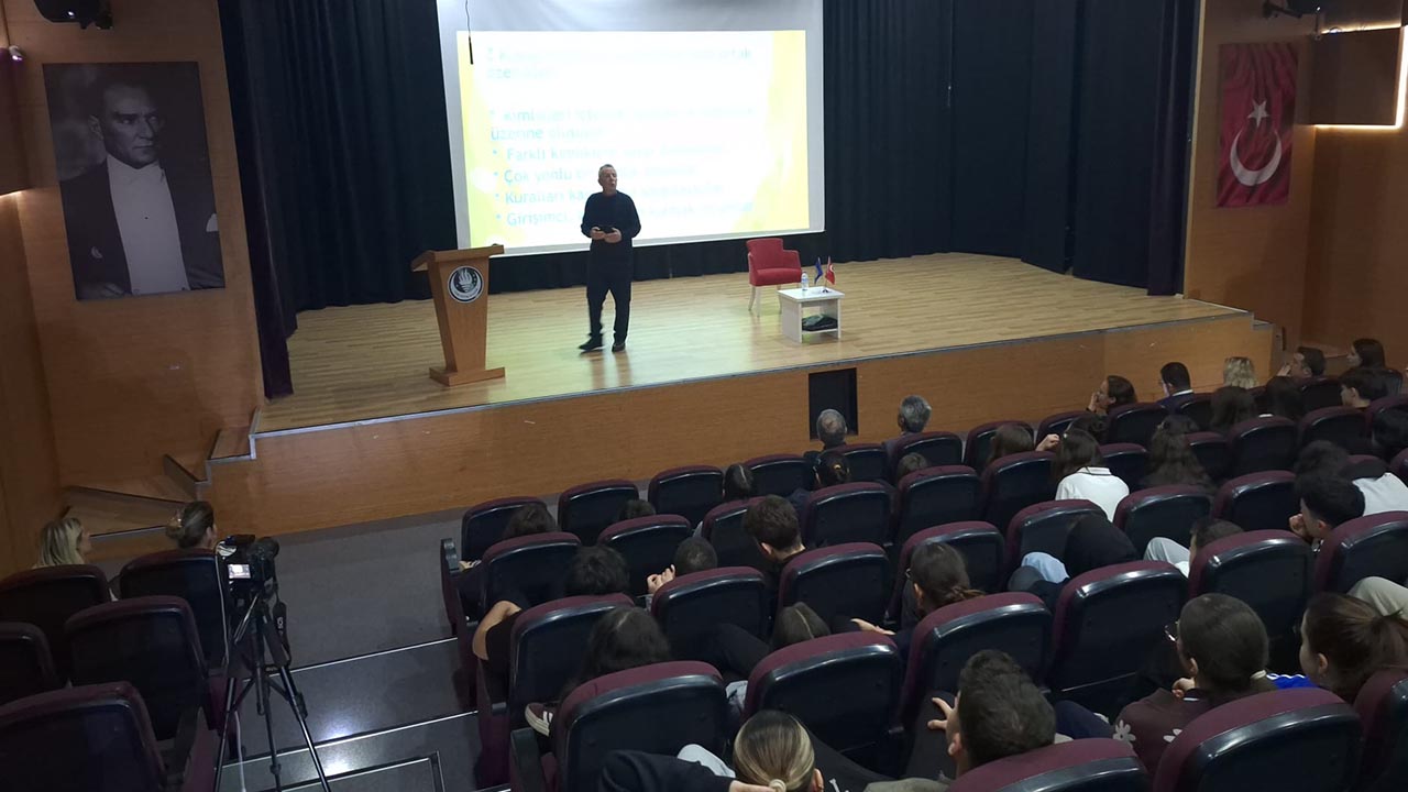 Yalova Ted Koleji Eski Vali Akademisyen Z Kusagi Yesil Yeni Liderler Duzen Sunum Konusma (3)