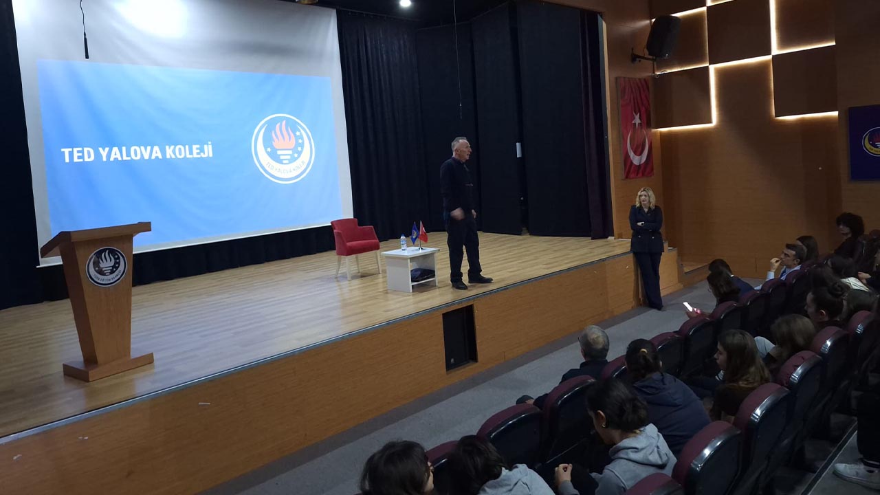 Yalova Ted Koleji Eski Vali Akademisyen Z Kusagi Yesil Yeni Liderler Duzen Sunum Konusma (5)