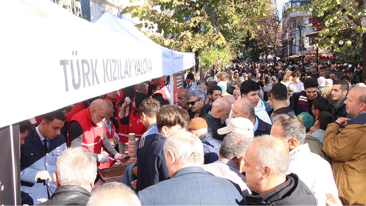Yalova Turk Kizilay Yalova Subesi Sehitler Ucak Kazasi Anma Helva Dagitim Haber (1)