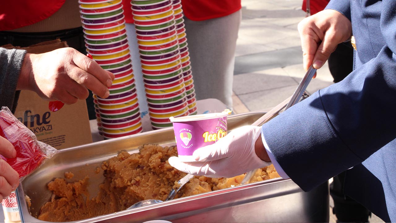 Yalova Turk Kizilay Yalova Subesi Sehitler Ucak Kazasi Anma Helva Dagitim Haber (3)