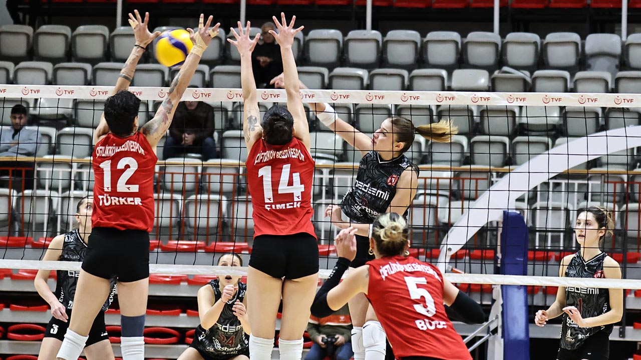 Yalova Turkiye Kadinlar Voleybol Ikinci Lig Eskisehir Deplasman Galibiyet Ciftlikkoy Belediyespor (1)