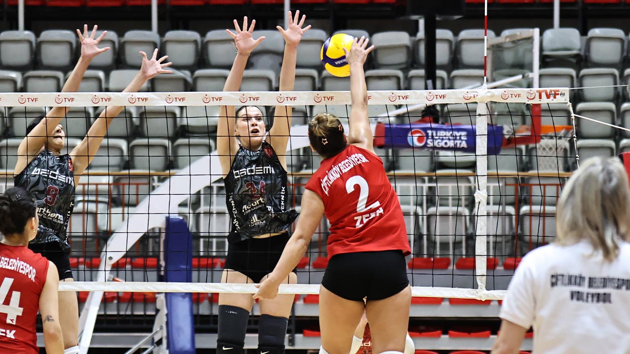 Yalova Turkiye Kadinlar Voleybol Ikinci Lig Eskisehir Deplasman Galibiyet Ciftlikkoy Belediyespor (3)