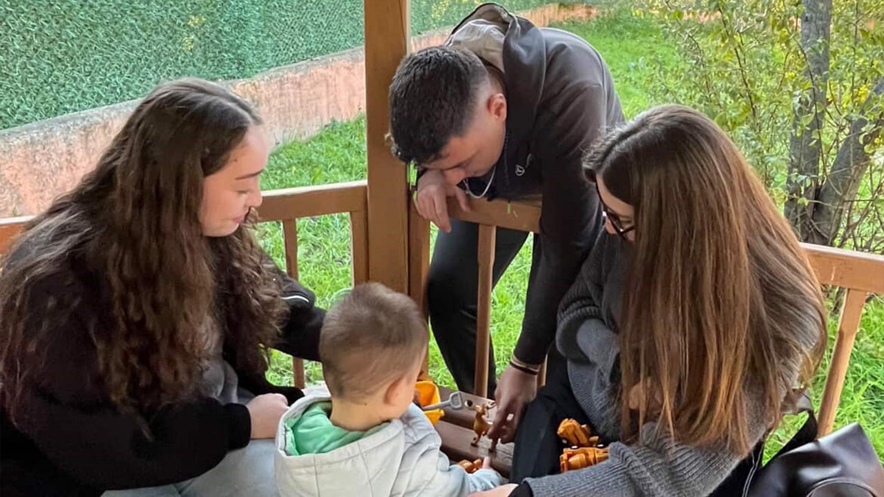 Yalova Universitesi Siyaset Bilimi Kamu Yonetimi Ogrenciler Cocuk Ev Ziyaret Sosyal Sorumluluk Oyuncak (3)