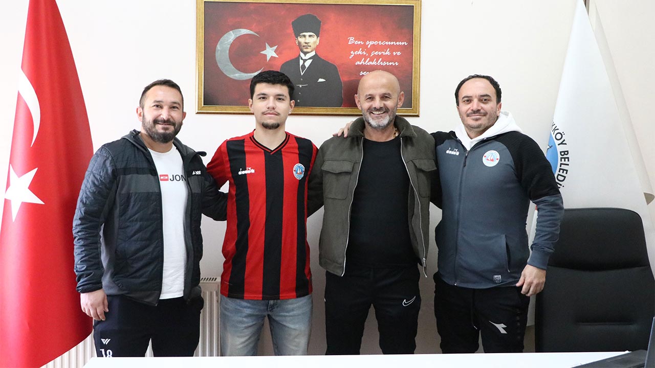 Çi̇ftli̇kköy Beledi̇yespor Kadro Güçlendi̇rme Çalişmalari Hiz Kesmi̇yor (1)