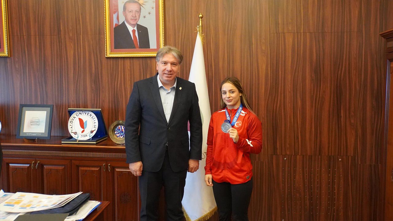 Dünya İkincisi Tuba, Rektör Bahçekapılı’yı Ziyaret Etti (1)