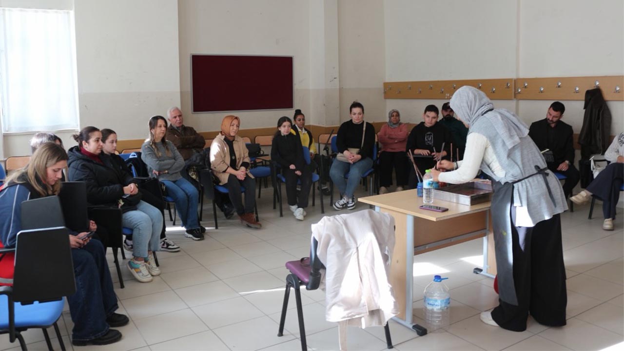 Aile Yılı Etkinlikleri Kapsamında Aile Ebru Sanat Atölyesi Düzenlendi (1)