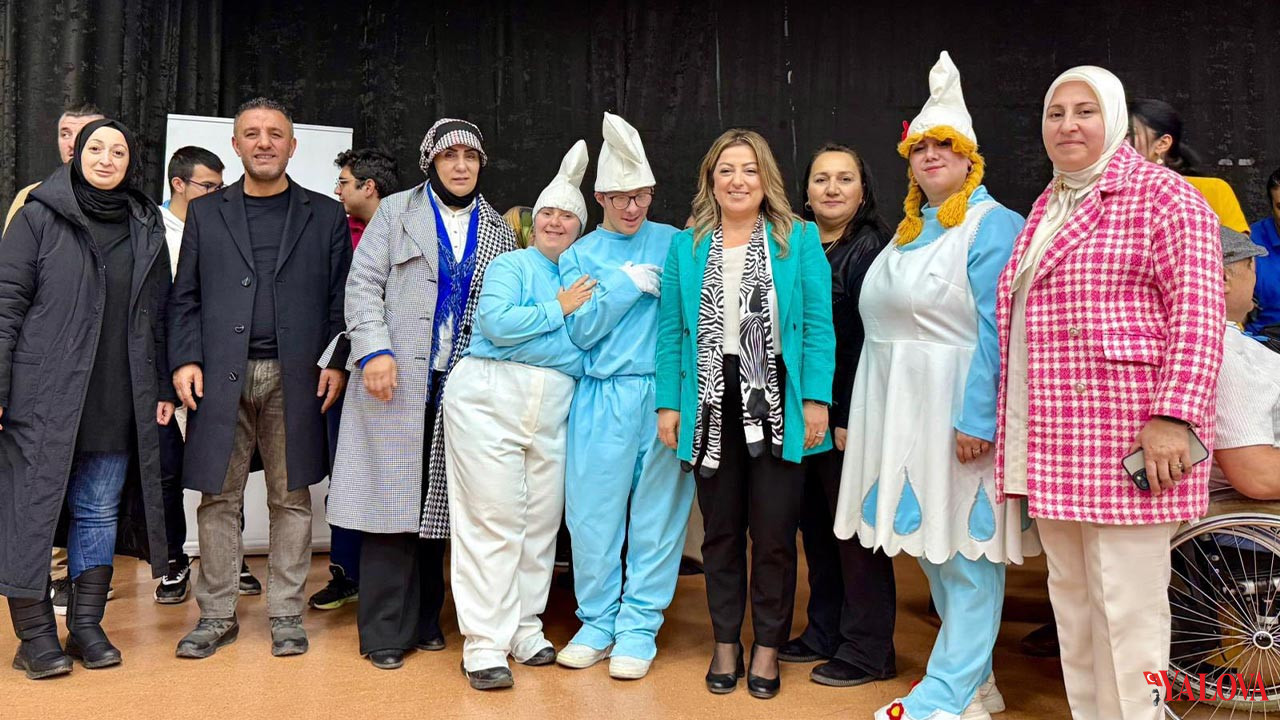 Ak Parti Yalova’dan Engelsiz Sanata Destek “Deli Deli Küpeli” Oyununa Yoğun İlgi (2)