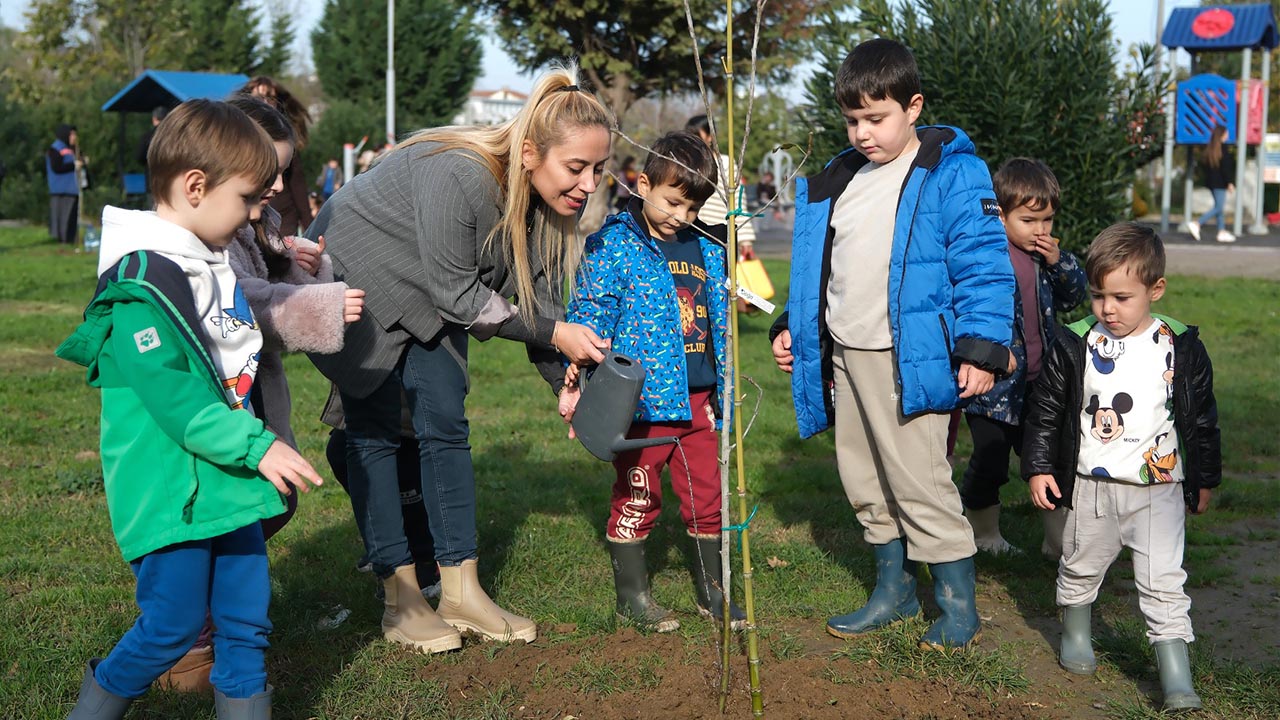 Çiftlikköy’de Minik Eller Fidanları Yeşertiyor (3)
