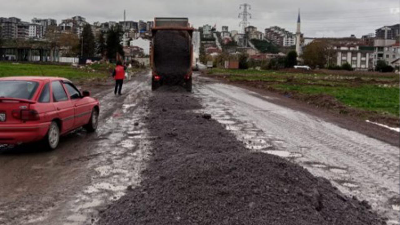 Çiftlikköy’de Yağmurdan Etkilenen Yollarda Tesviye Çalışması (1)