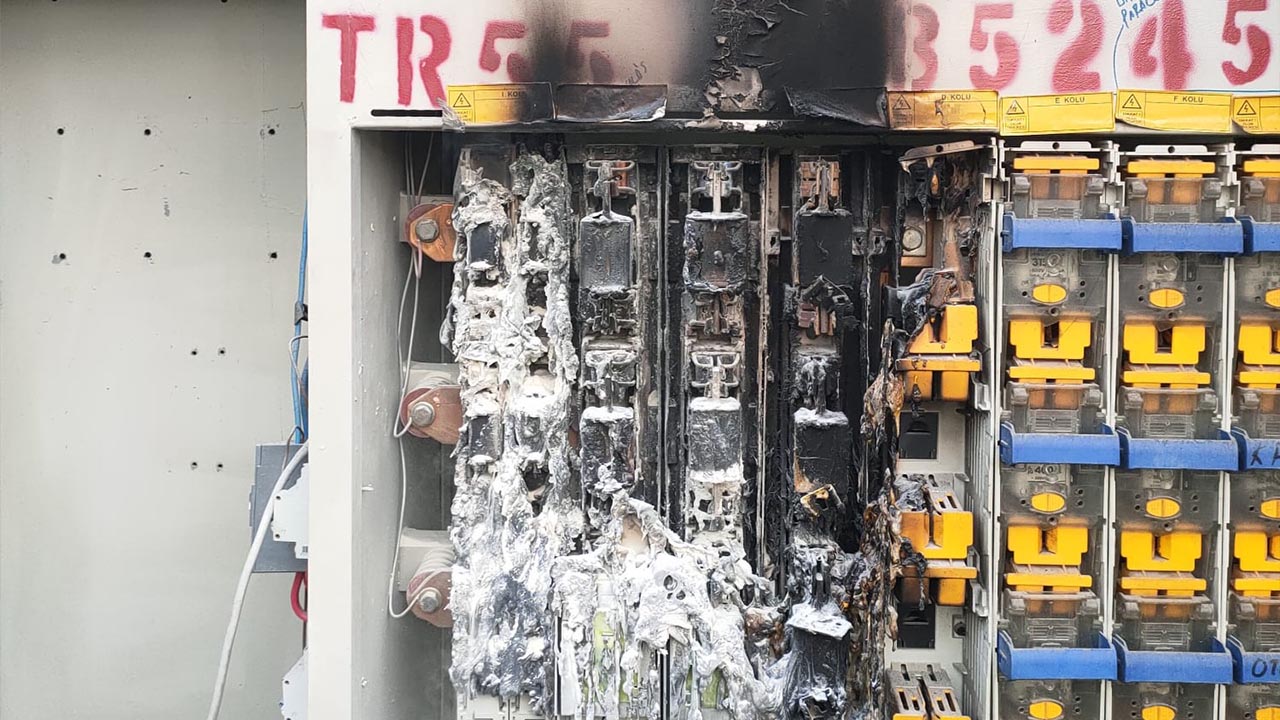 Cumhuriyet Meydanı’nda Trafo Yangını (2)