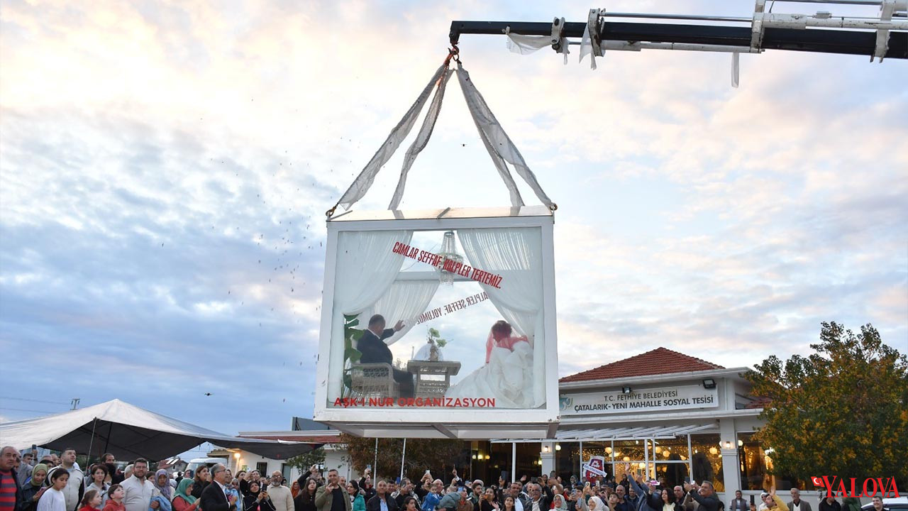 Fethiye’de Sıra Dışı Düğün Gelin Ve Damat Cam Vitrinde (1)